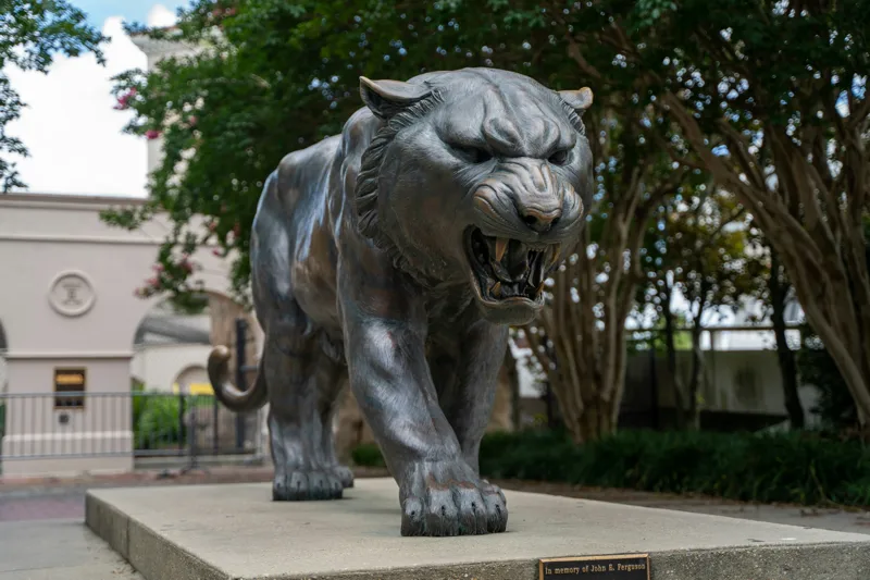 jessica mike the tiger at lsu sculpture
